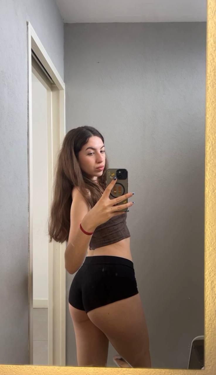 Amber in her underwear in Abu Dhabi