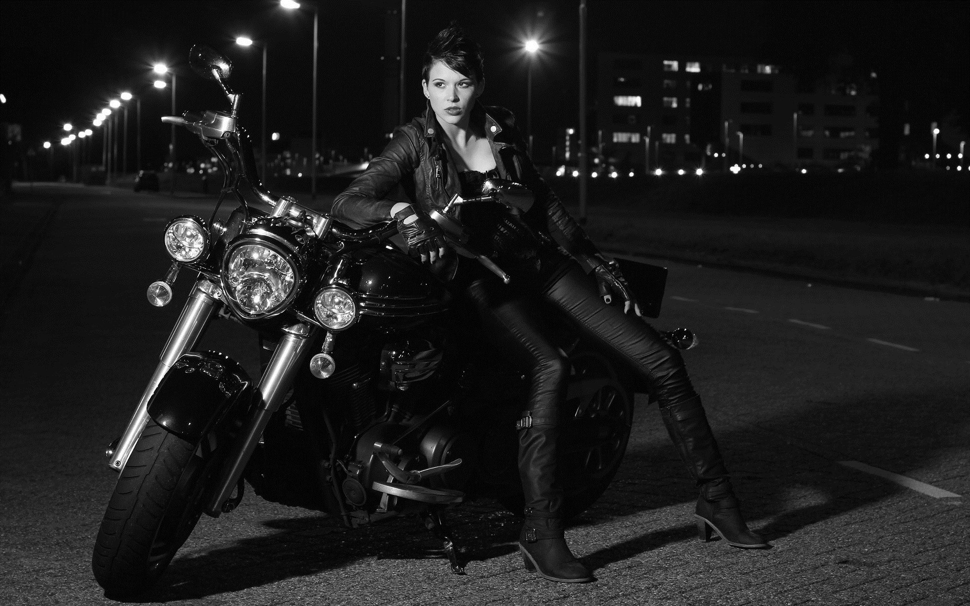 Photo Beautiful girls and motorcycles in Abu Dhabi