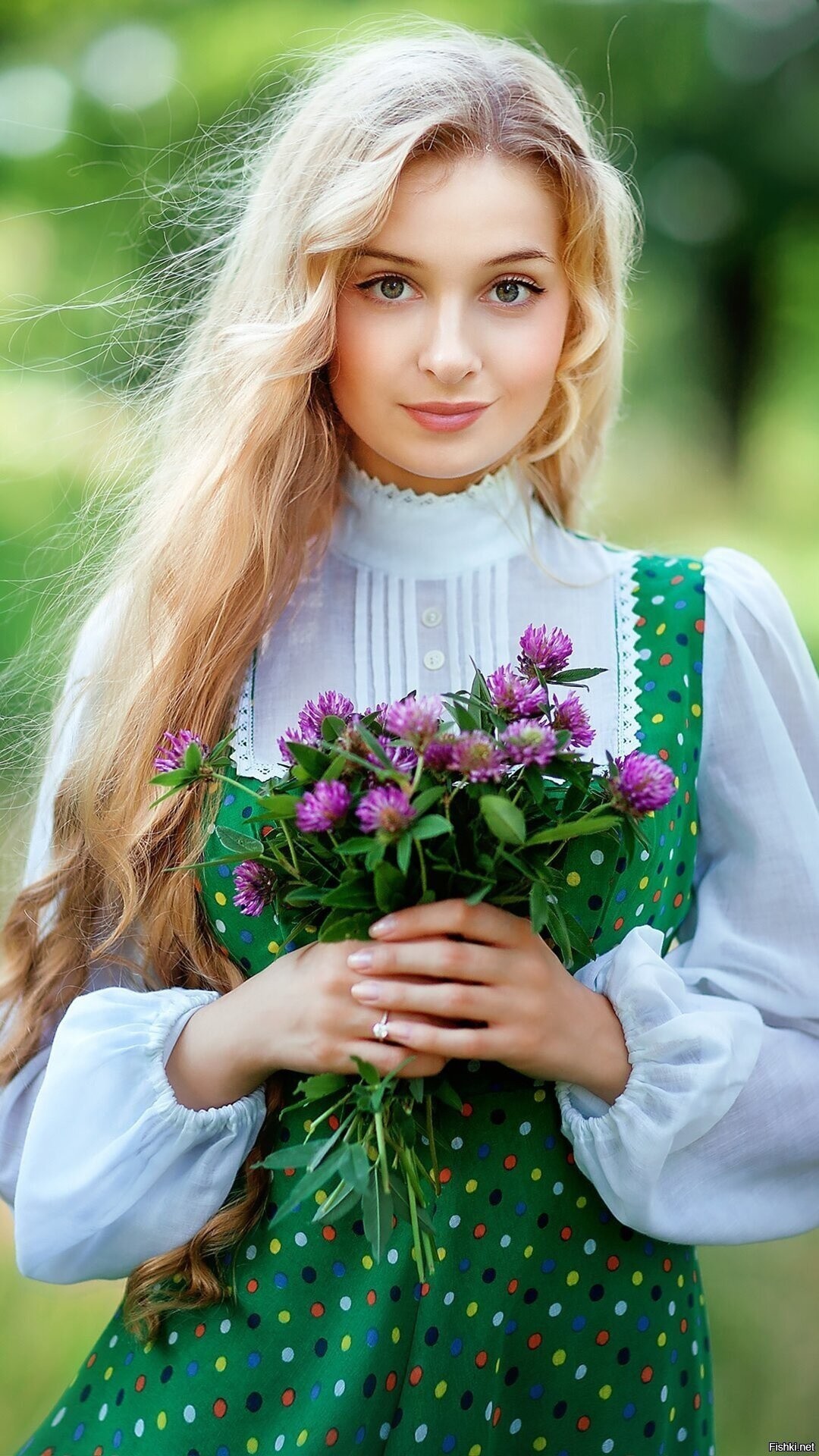 Girls in Slavic costumes in Abu Dhabi