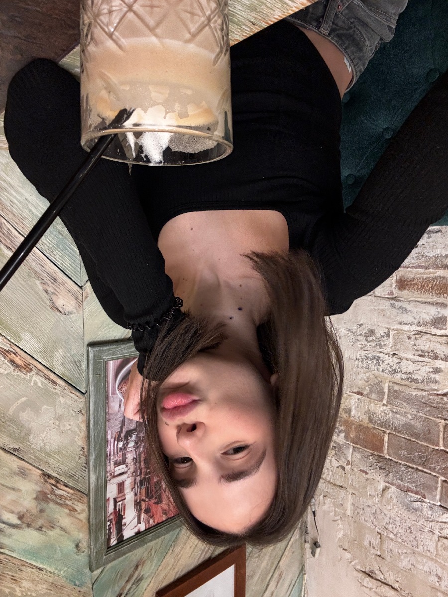 Fresh photos, fresh mood — Tina online in Abu Dhabi